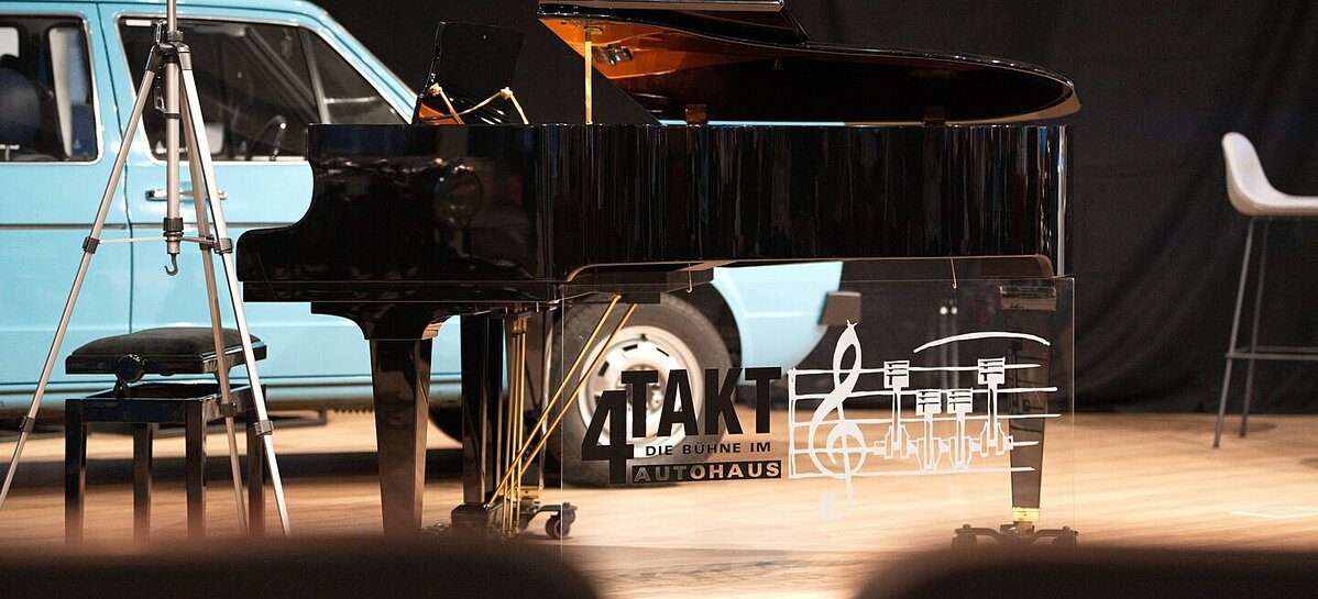 Musik im Autohaus: Klavier auf der 4-Takt-Bühne mit Oldtimer bei Treffpunkt Thierolf.