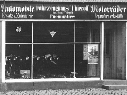 Schwarz/weiß-Aufnahme des Schaufensters der 1920er von Fahrzeughaus Hans Thierolf.