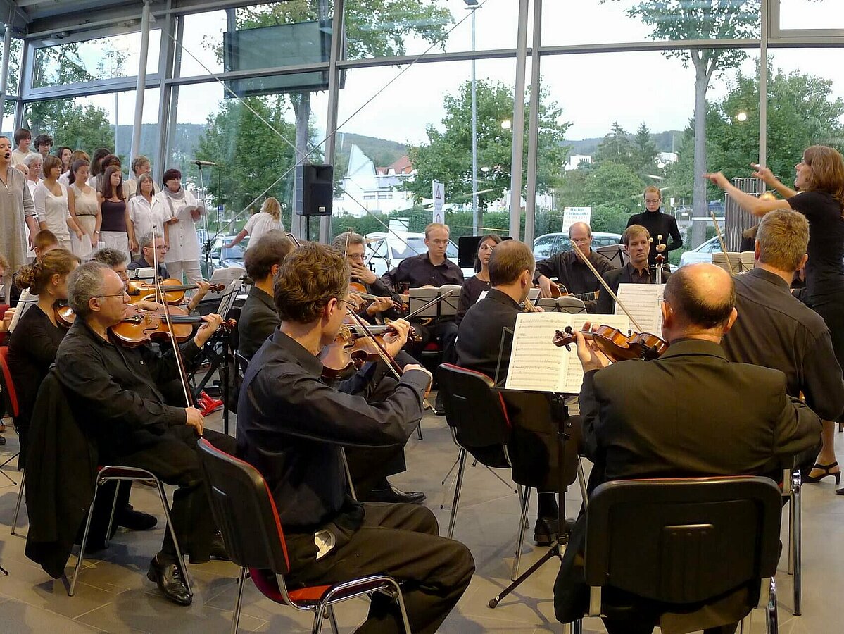 Egal, welcher Musikrichtung Iris Thierolf sich annimmt, man spürt die Freude und Begeisterung der Sängerinnen und Sänger: Hier bei Emmaus 2011 im Audi Hangar.