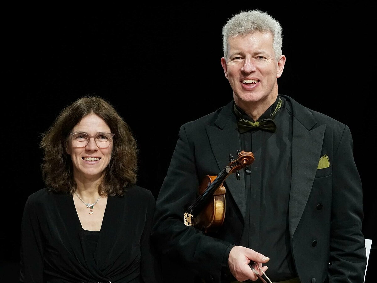 Portrait von Iris Thierolf und Arne Müller anlässlich des Stücks "Musik ohne Grenzen" 2023 im Autohaus Thierolf.