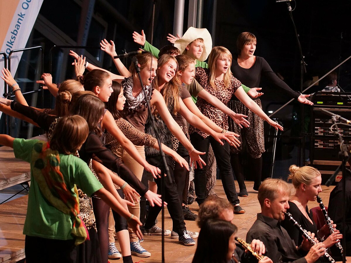 Musicalgruppe 2012 im Audi Hangar auf der 4-Takt-Bühne mit Performance.