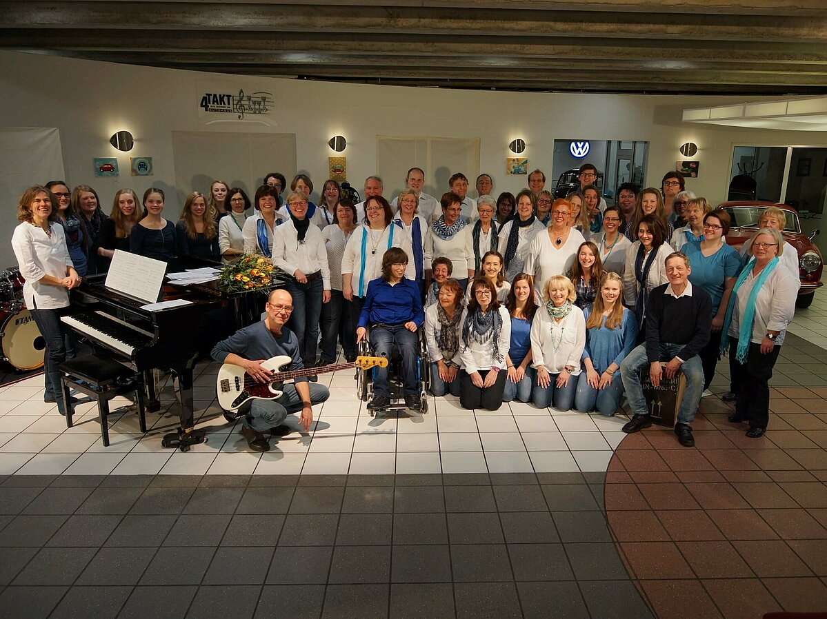 Die Gruppe des Gospelkonzerts 2015 auf der 4-Takt-Bühne im Autohaus Thierolf.