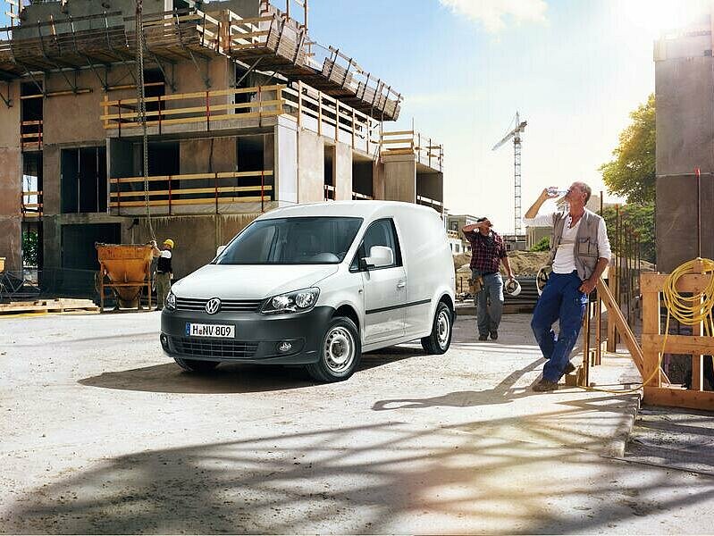 Der Caddy 4 Kastenwagen Trendline auf der Baustelle zwischen Neubau und Handwerkern.