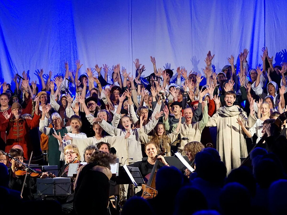Musik im Autohaus: Aufführung des Musicals Luther 2017 bei Treffpunkt Thierolf.