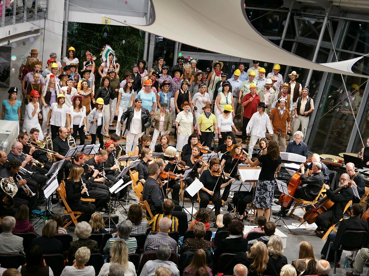 Musikgruppe mit Kostümen auf der 4-Takt-Bühne im Audi Hangar zum "Rock Pop Schlager Swing"-Konzert im Audi Hangar 2009.