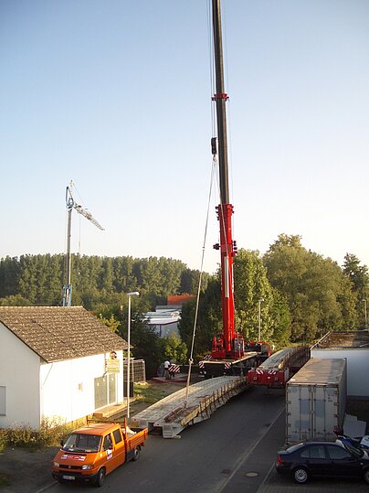 Der Autokran hebt das Brückenteil an einem Stück in die korrekte Position. 