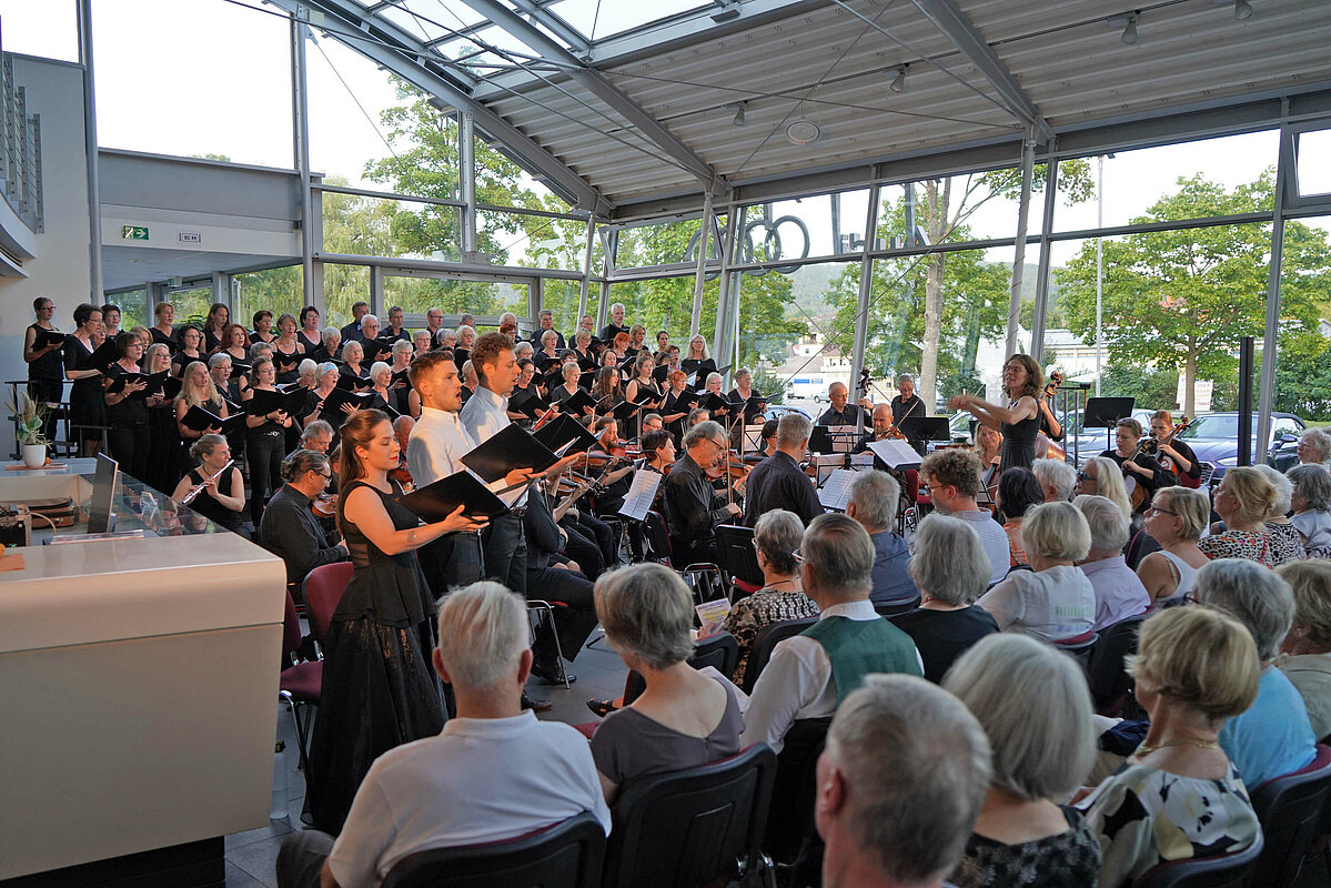 Im Audi Hangar ein eigenkomponiertes Werk: „Missa Jubilate Deo“, eine feierliche Jubelmesse 2023. Mit drei Gesangsolisten und der Kurpfalzphilharmonie und dem etwa 80-köpfigen Chor.