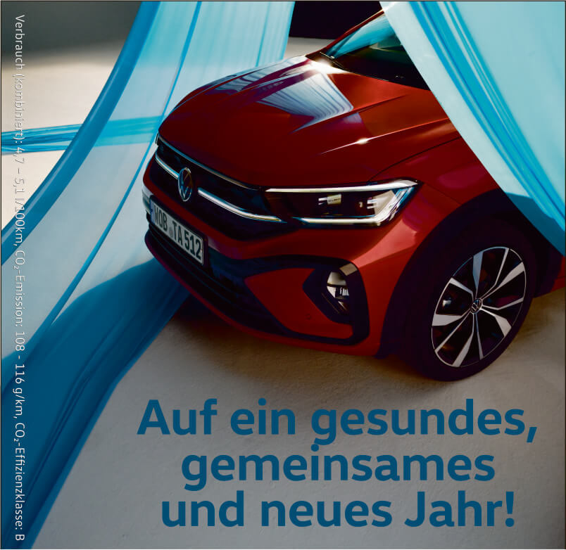 Roter VW Taigo umgeben von blauen Stoffbahnen mit Verbrauchswerten und Neujahrsgruß.
